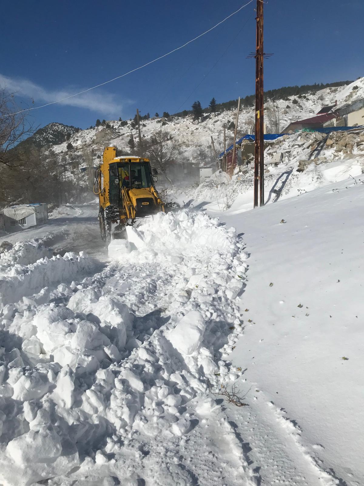Onikişubat Belediyesi, kesintisiz hizmet anlayışıyla karla mücadele ediyor