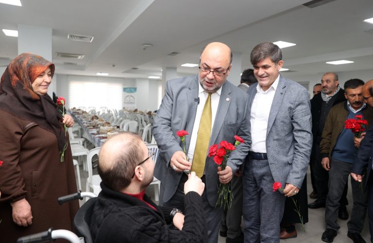 Başkan Akpınar, Engelliler Günü Nedeniyle Engelli Vatandaşlarla Bir Araya Geldi