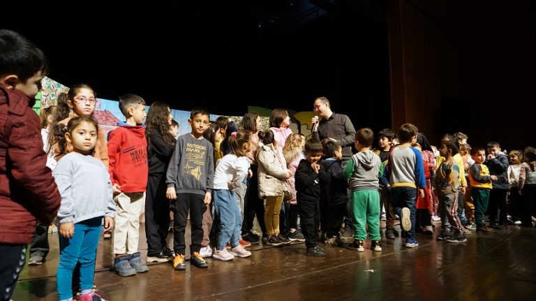 Minikler Hacivat – Karagöz Gösterisinde Eğlenerek Öğrendi