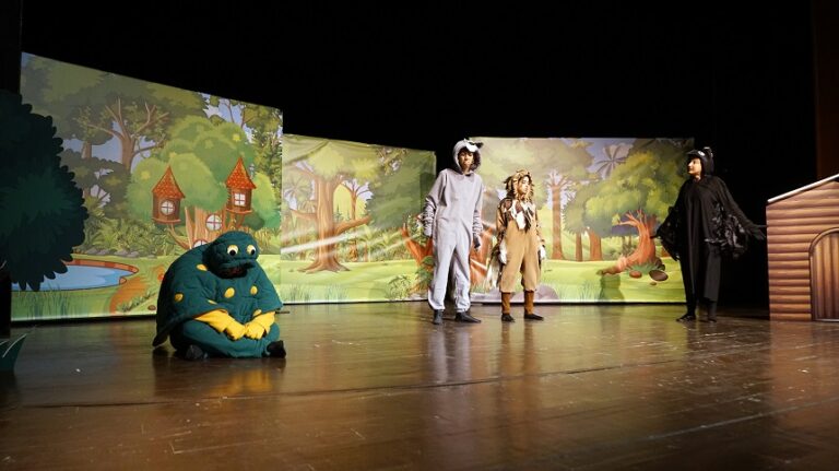 Sahne Maraş Oynadı, Çocuklar Kahkahaya Doydu