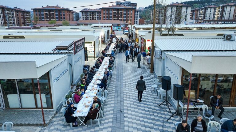 Büyükşehir’in Bereket Sofrası Bu Kez Derepazarı Esnaf Çarşısı’nda Kuruldu