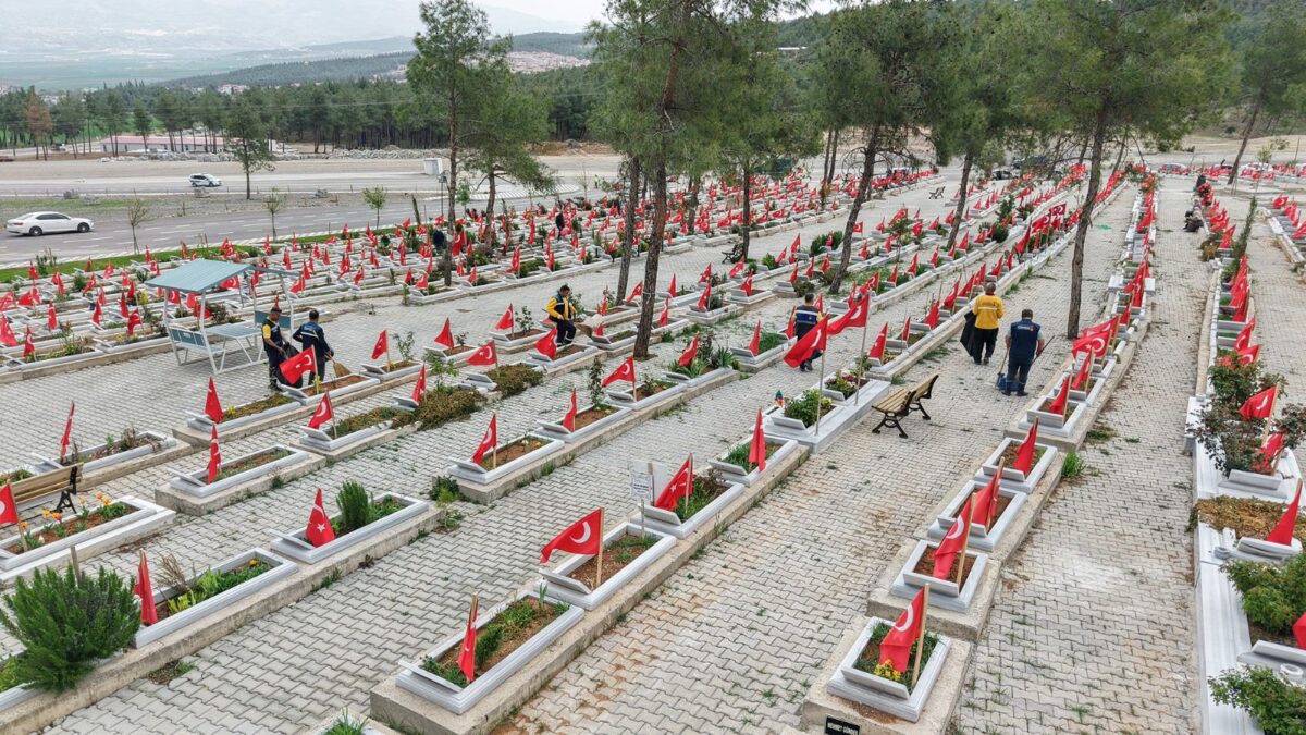 Kapıçam Mezarlığı Bayrama Hazır
