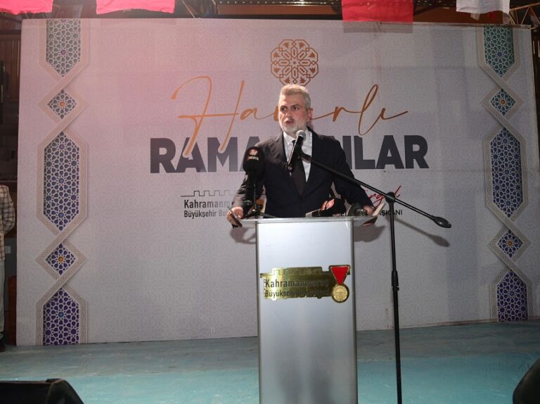 Büyükşehir’in İftar Sofrası Bu Kez Onikişubat’ta Yüzlerce Vatandaşı Ağırladı