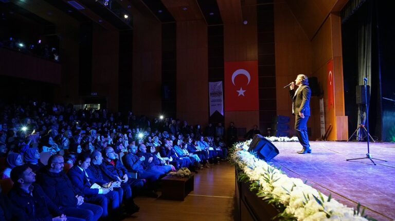 Eşref Ziya Söyledi, Müzikseverler Hep Bir Ağızdan Eşlik Etti