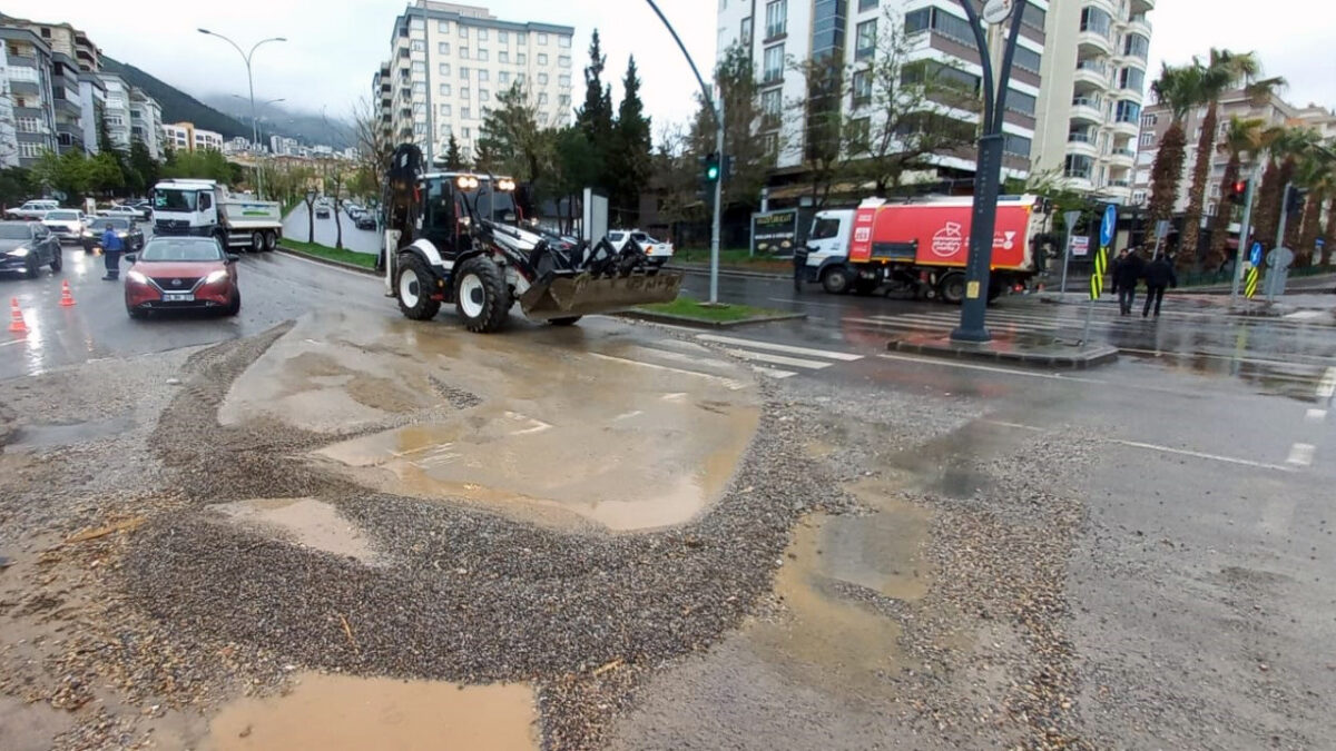 Büyükşehir’den Sağanak Yağış Sonrası Hızlı Müdahale