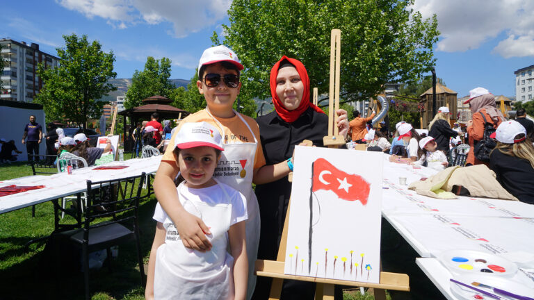 Minikler, Anne Babalarıyla Tuval Başına Geçerek Hayal Güçlerini Sanata Döktü