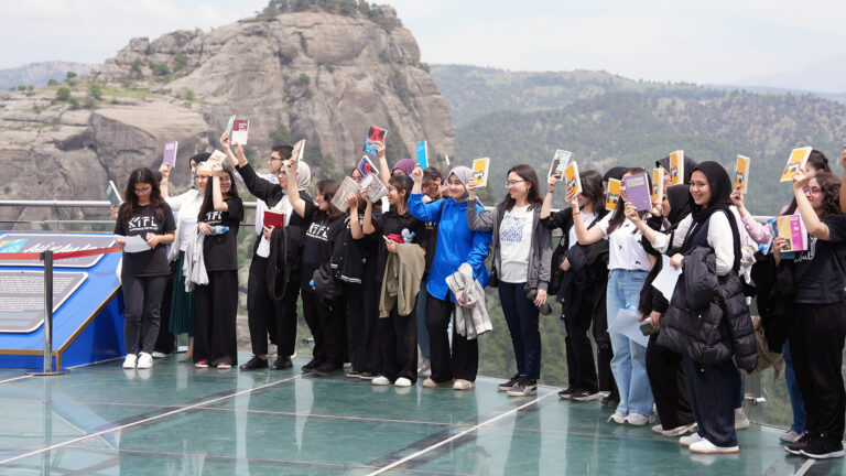 Gençler Ali Kayası’nda Sessiz Bir Edebiyat Yolculuğuna Çıktı