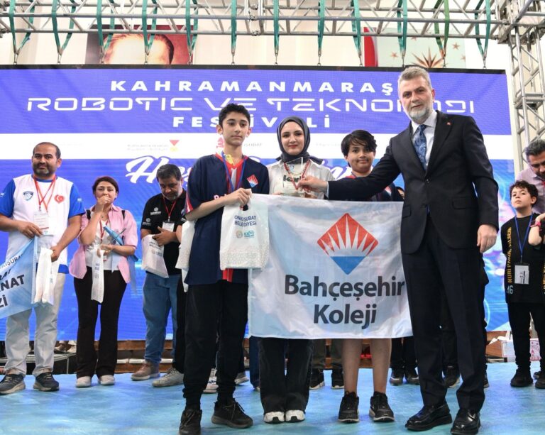 “Türkiye Yüzyılı’nın Teminatı Gençlerimizin Yanındayız”