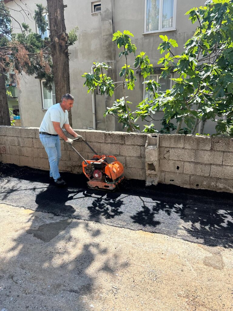 Onikişubat Belediyesi, Mağralı Mahallesi’ndeki yol tahribatlarını gideriyor