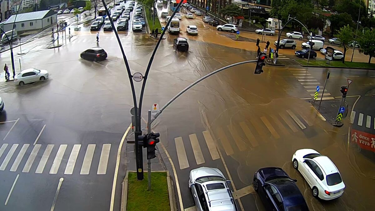 Sağanakla Caddelere Taşınan Çamurlar Temizlendi