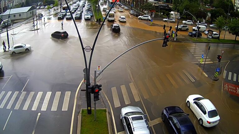 Sağanakla Caddelere Taşınan Çamurlar Temizlendi