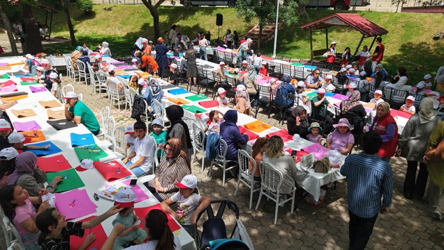 Anneler ve Çocukları Büyükşehir’in Çiçek Yapım Atölyesinde