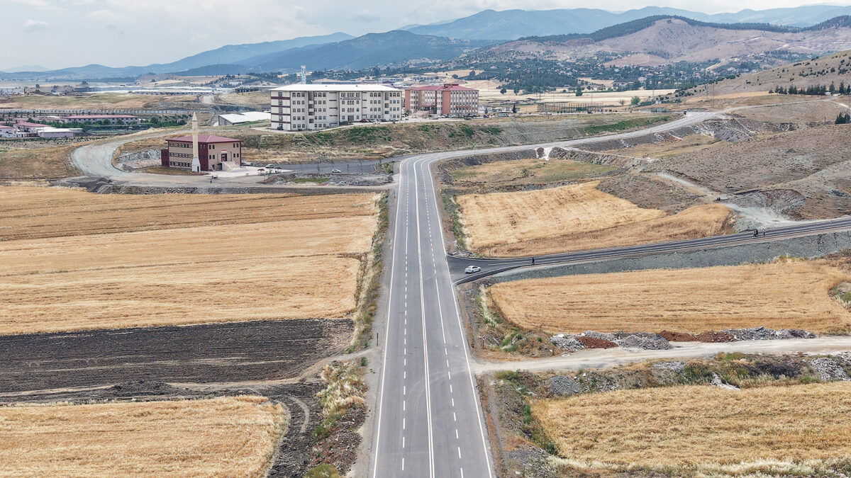 Büyükşehir Türkoğlu’nda Caddeleri Bir Bir Yeniliyor