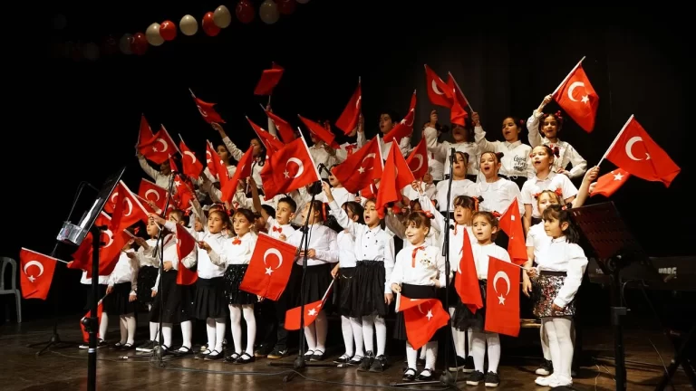 Minik Yüreklerden Dev Performans