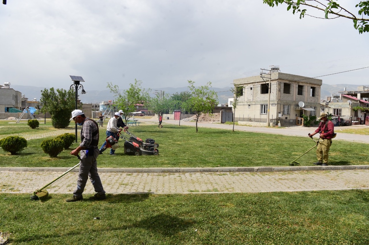Dulkadiroğlu’nda Bayram Öncesi Yeşil Alanlara Bakım
