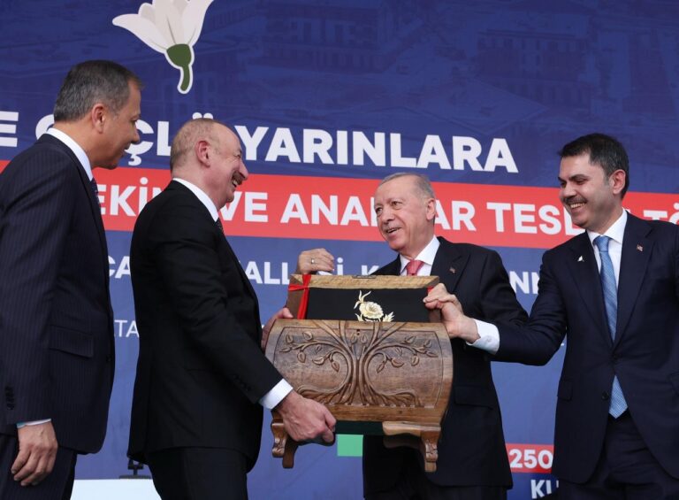 Cumhurbaşkanı Erdoğan ve Aliyev’e Kahramanmaraş’ın Tescilli El Sanatları Hediyesi