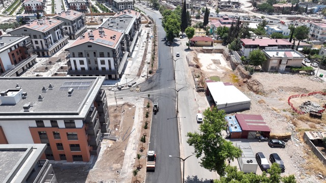 Büyükşehir, Azerbaycan Mahallesi’nde Yolları Asfaltla Kaplıyor