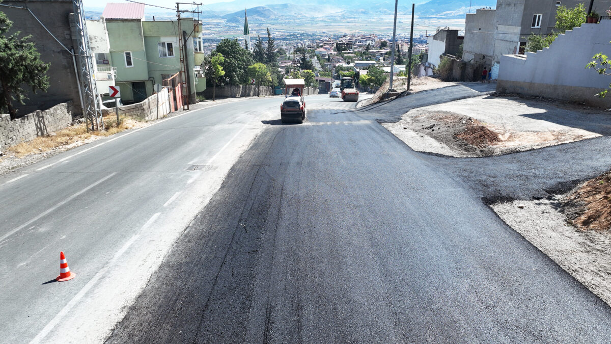Büyükşehir, Büğlek Caddesine Bağlanan Yolda Yenileme Çalışmasını Sürdürüyor