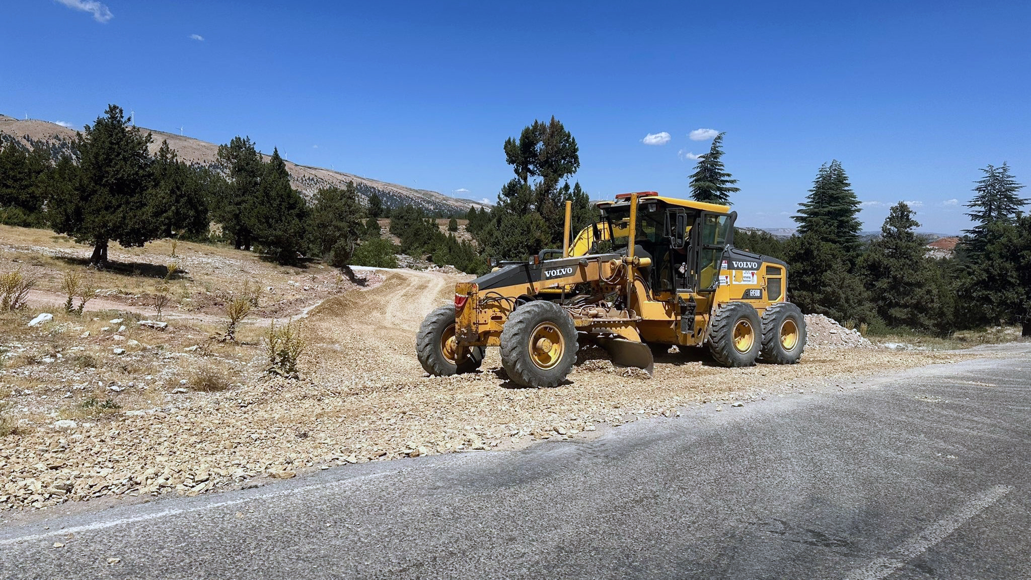 Büyükşehir’den Çağlayancerit Boylu’da Yol Çalışması