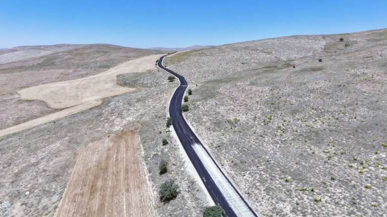 Büyükşehir, Elbistan Yapılıpınar’dan Malatya’ya Uzanan Yolu Asfaltlıyor