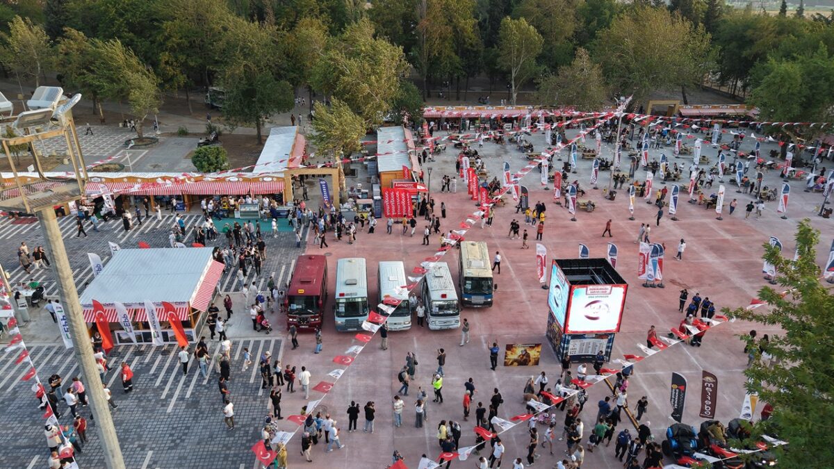 Geleneksel Fuar, Nostalji Konvoyuyla Kapılarını Açtı