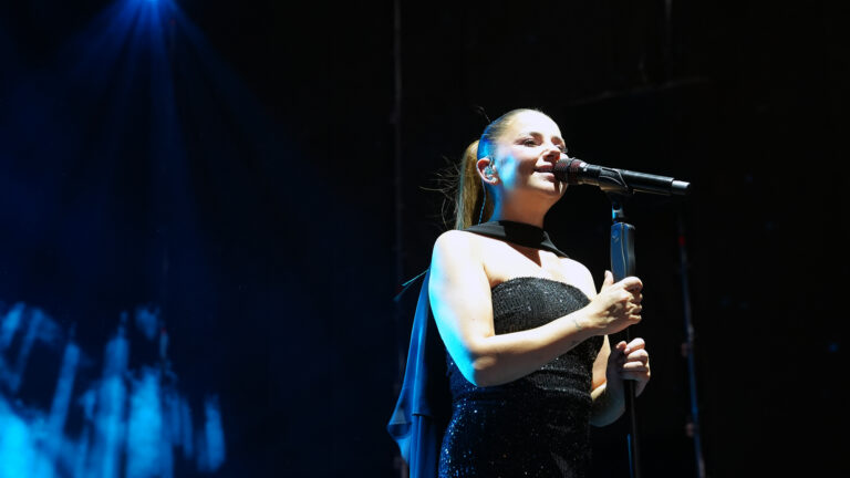 Fuarın Zirve Gecesi; Merve Özbey Sahneye Damga Vurdu