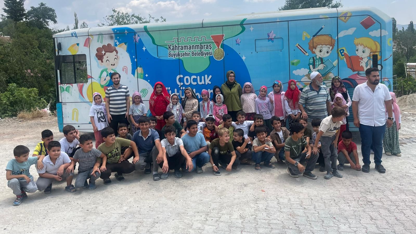 Mobil Çocuk Kütüphanesi ile Çocuklar Yaz Tatilini Renklendirdi