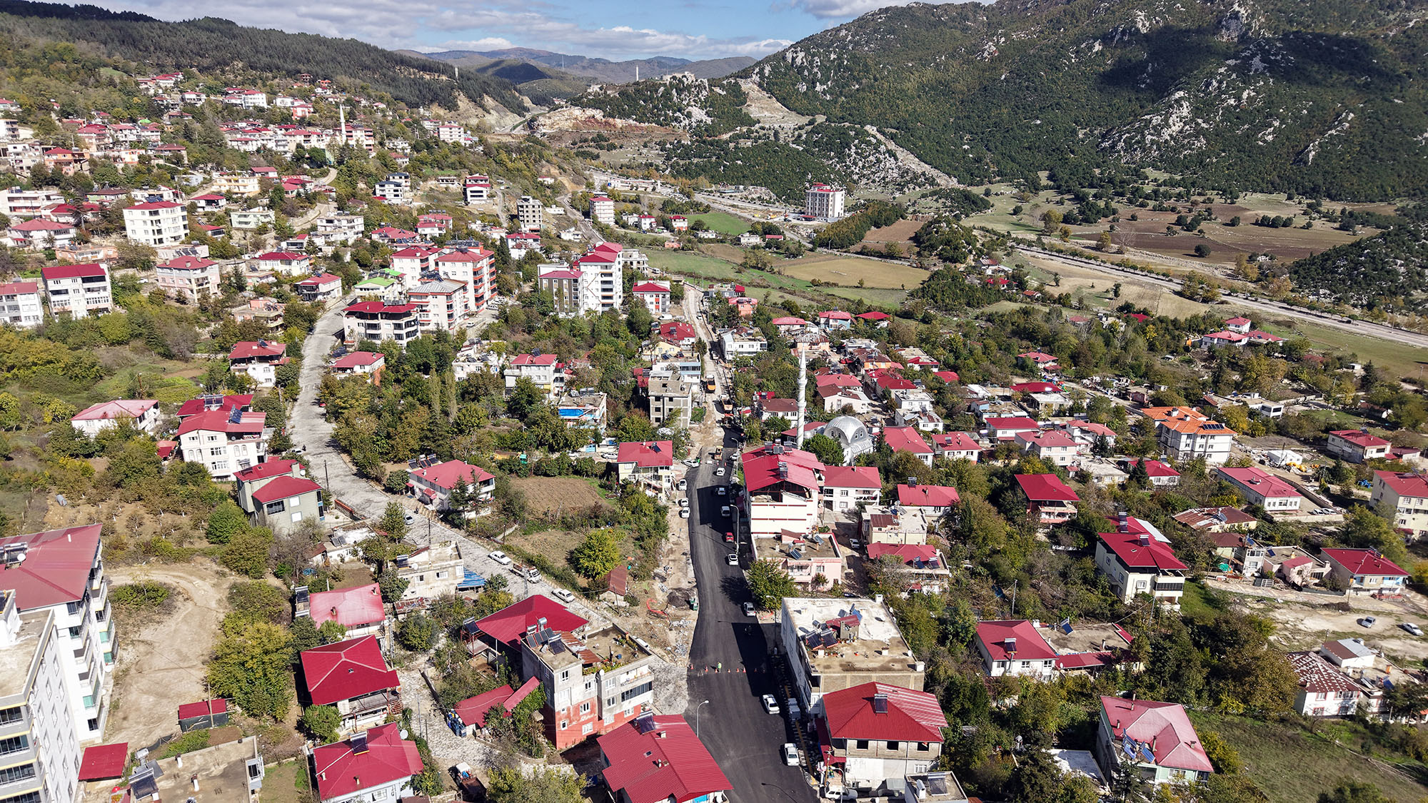 Büyükşehir, Andırın’da 2 Kilometrelik Arteri Sıcak Asfaltla Kaplıyor