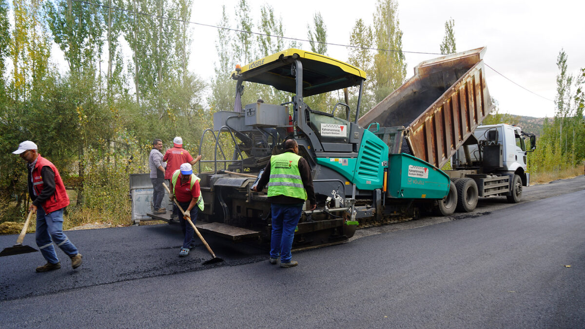 Büyükşehir’den Çağlayancerit Kırsalında Asfalt Atağı