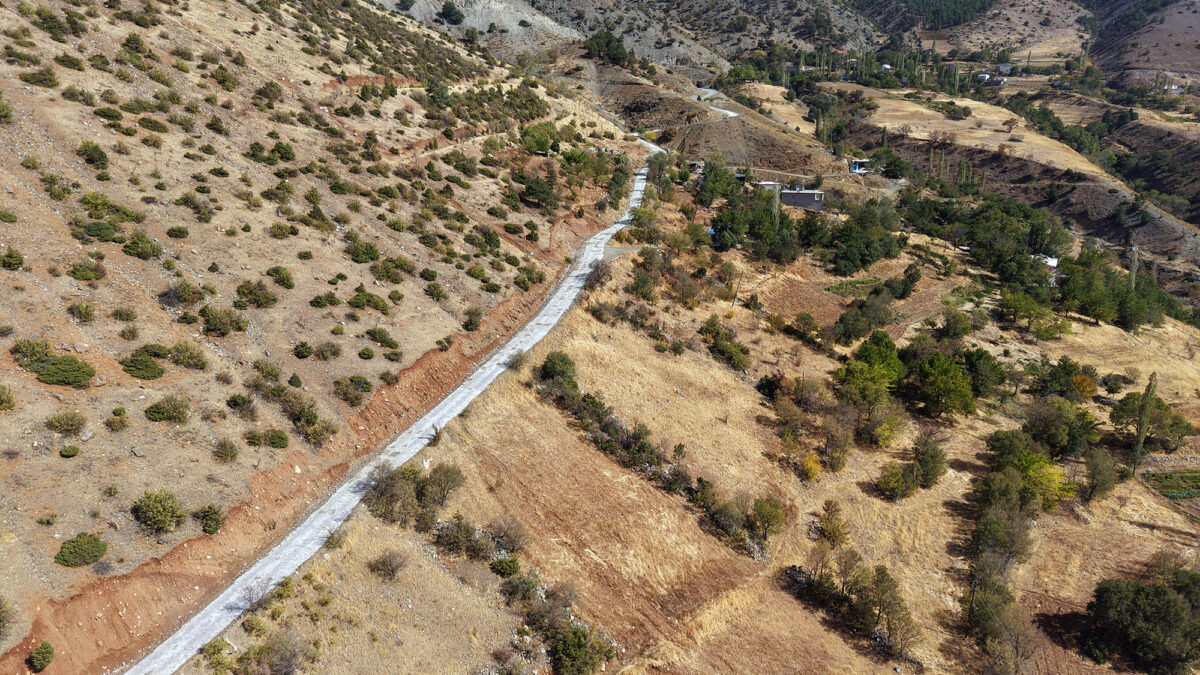 Büyükşehir’den Ekinözü Demirlik’te Yol Yenileme Çalışması