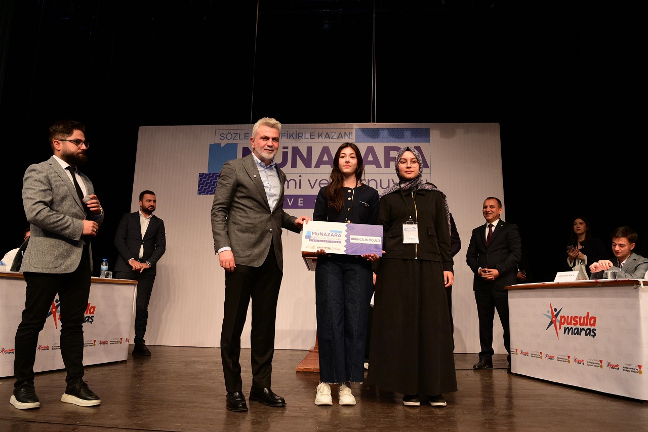 Gençlerin Sözü Geleceğe Işık Tuttu; Münazara Turnuvası Finali Nefes Kesti