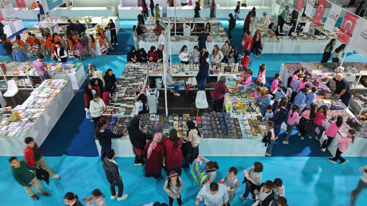 10. Uluslararası Kitap Fuarı, İlk Gününde 20 Bin Ziyaretçiyi Ağırladı