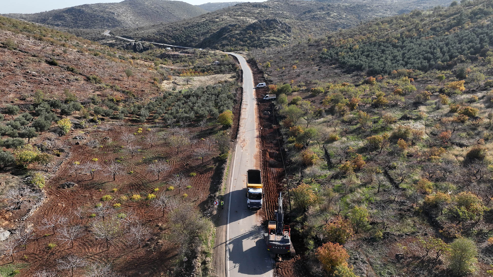 Büyükşehir, Türkoğlu Kırsalında Bir Grup Yolunun Daha Ulaşımını İyileştiriyor