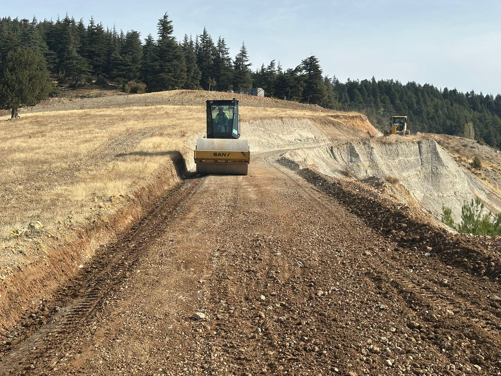 Kazanlıpınar’da Sathi Kaplama Öncesi Zemin İyileştirme Çalışmaları Sürüyor