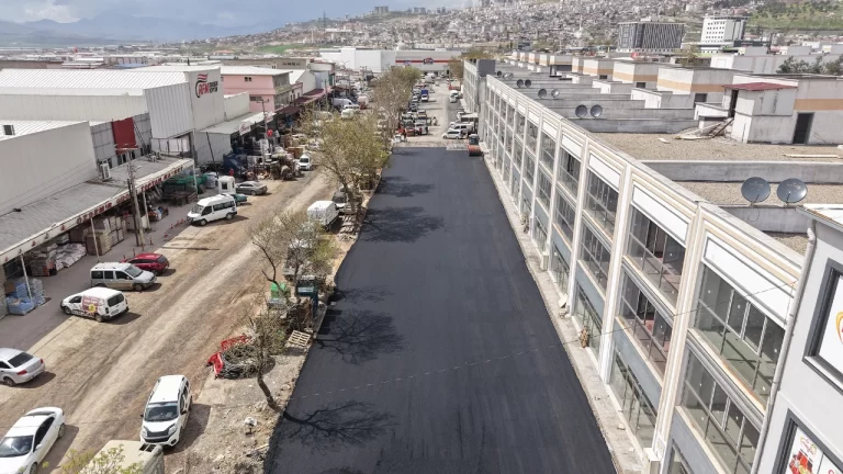 Büyükşehir, Toptancılar Sitesinde Asfalt Çalışmasını Sürdürüyor