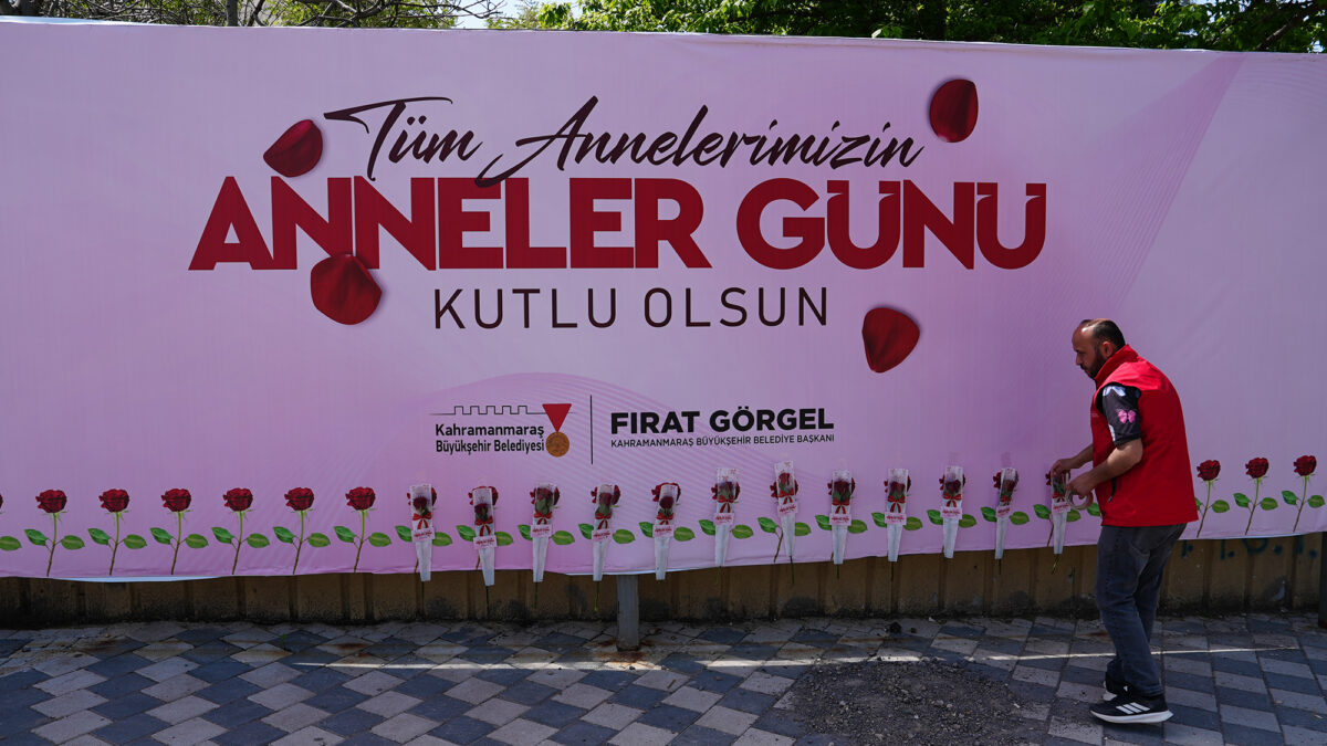 Büyükşehir’den Duygu Dolu Jest; Açık Hava Panoları Sevgiyle Doldu