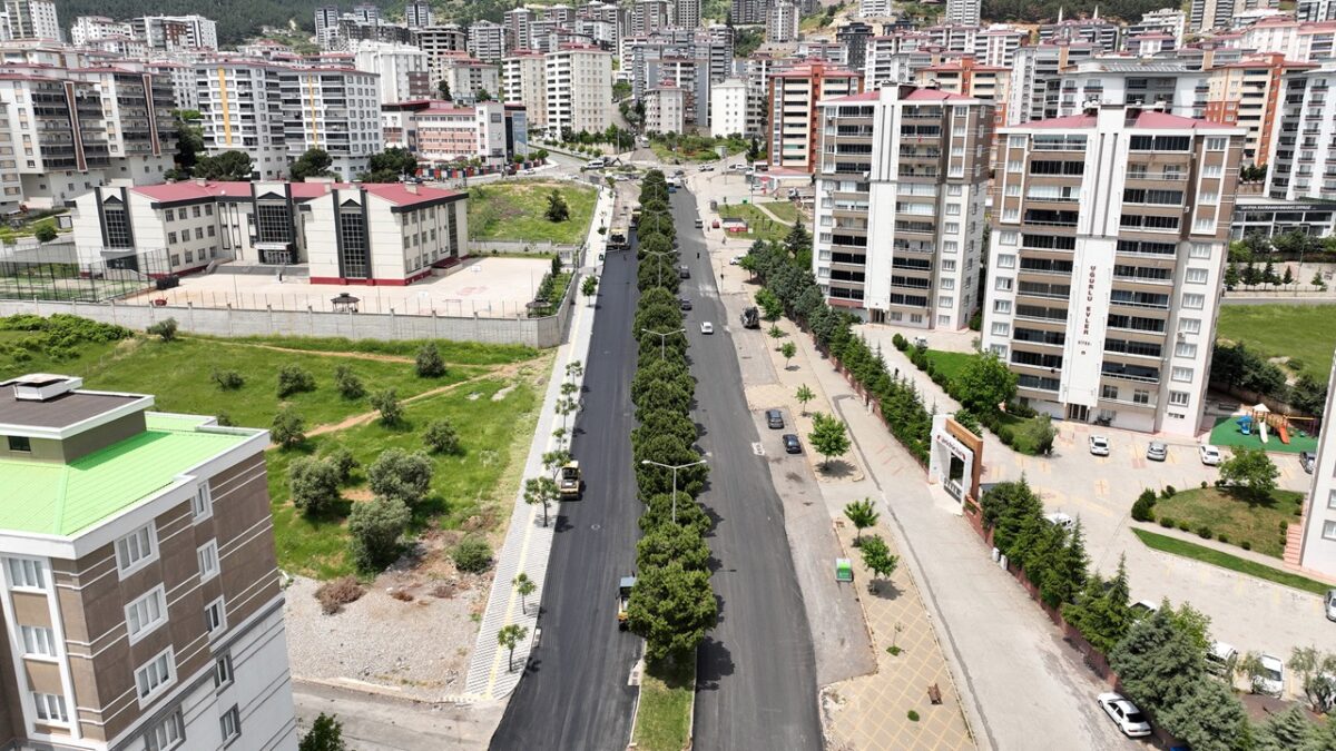 Büyükşehir, Ahır Dağı Caddesi’nde Asfalt Mesaisini Sürdürüyor