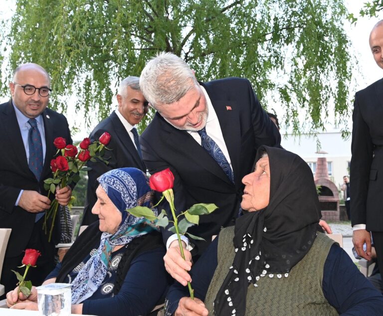 Bayram Coşkusu Şehrin Ulu Çınarlarıyla Paylaşıldı