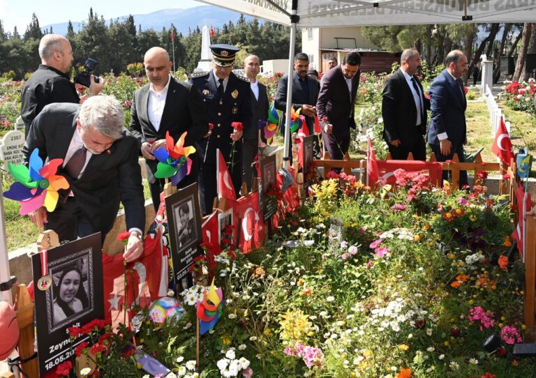 Aziz Şehitler ve Hayatını Kaybeden Öğrenciler Kabri Başında Dualarla Anıldı