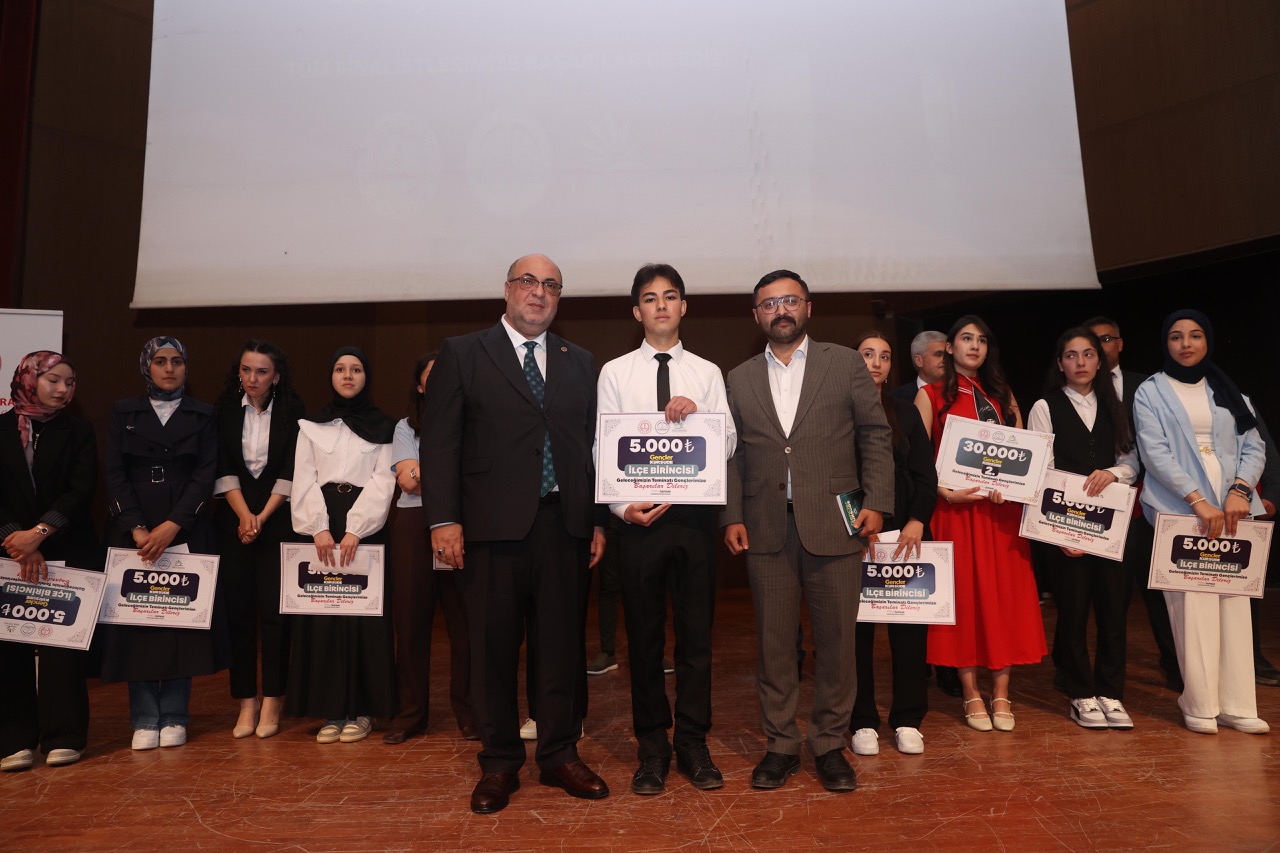 Şahbaz Derneği’nden Filistin Temalı Konuşma Yapan Öğrenciye Umre Hediyesi