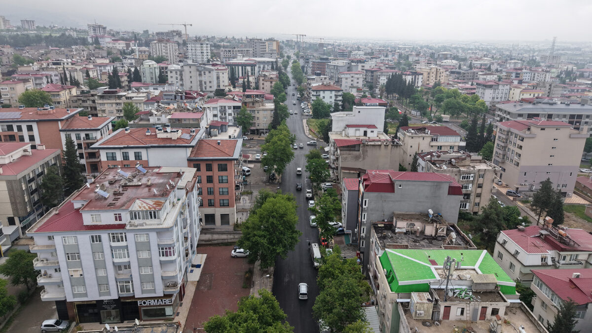 Büyükşehir, Cahit Zarifoğlu Caddesi’nin Asfaltını Baştan Uca Yeniledi