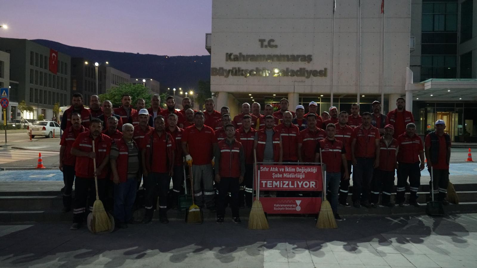 Büyükşehir, Bayram Öncesi Sahada Temizlik Uygulamalarını Kesintisiz Sürdürüyor
