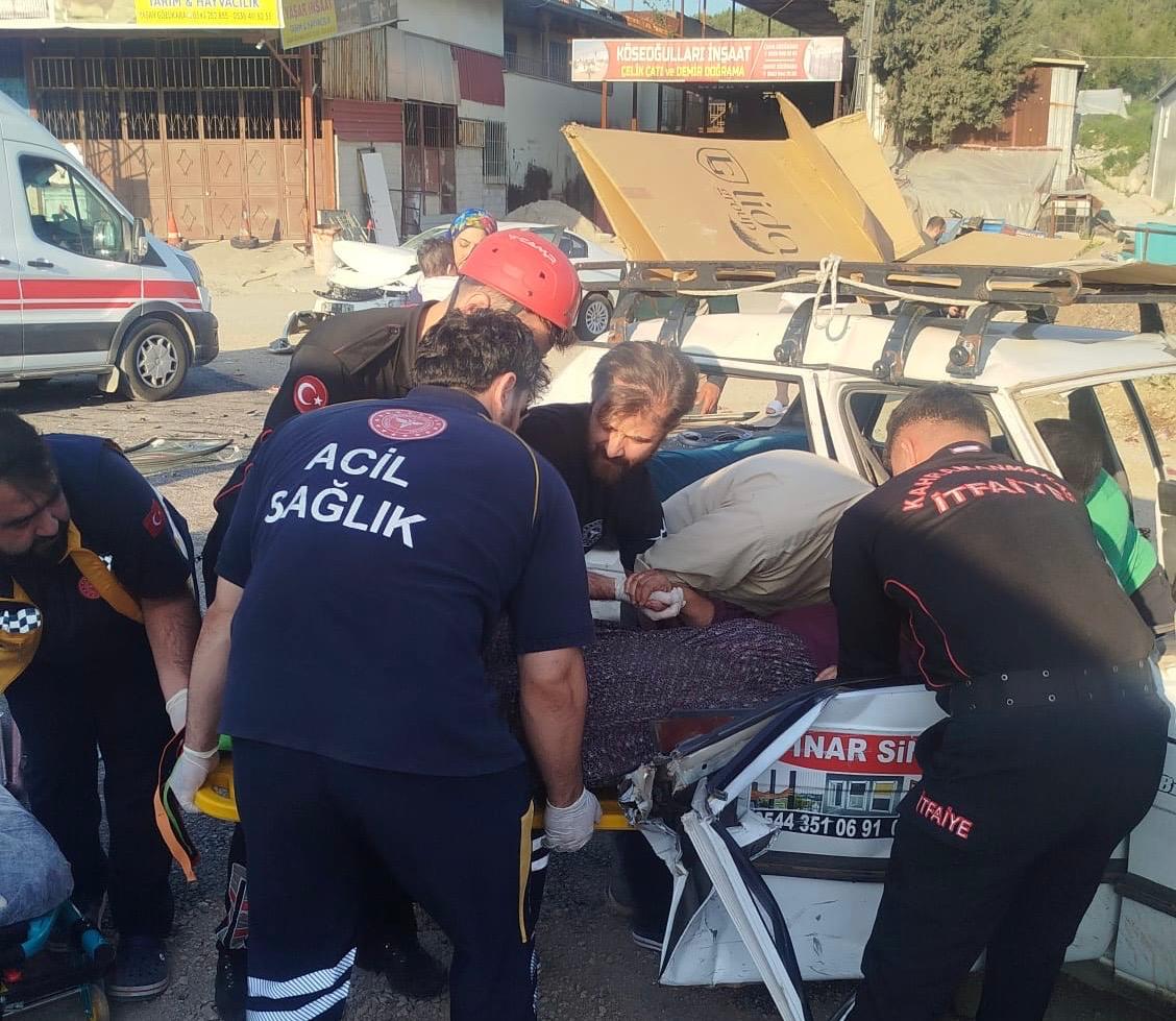 Dulkadiroğlu’nda trafik kazası: İki otomobil çarpıştı, 3 kişi yaralandı