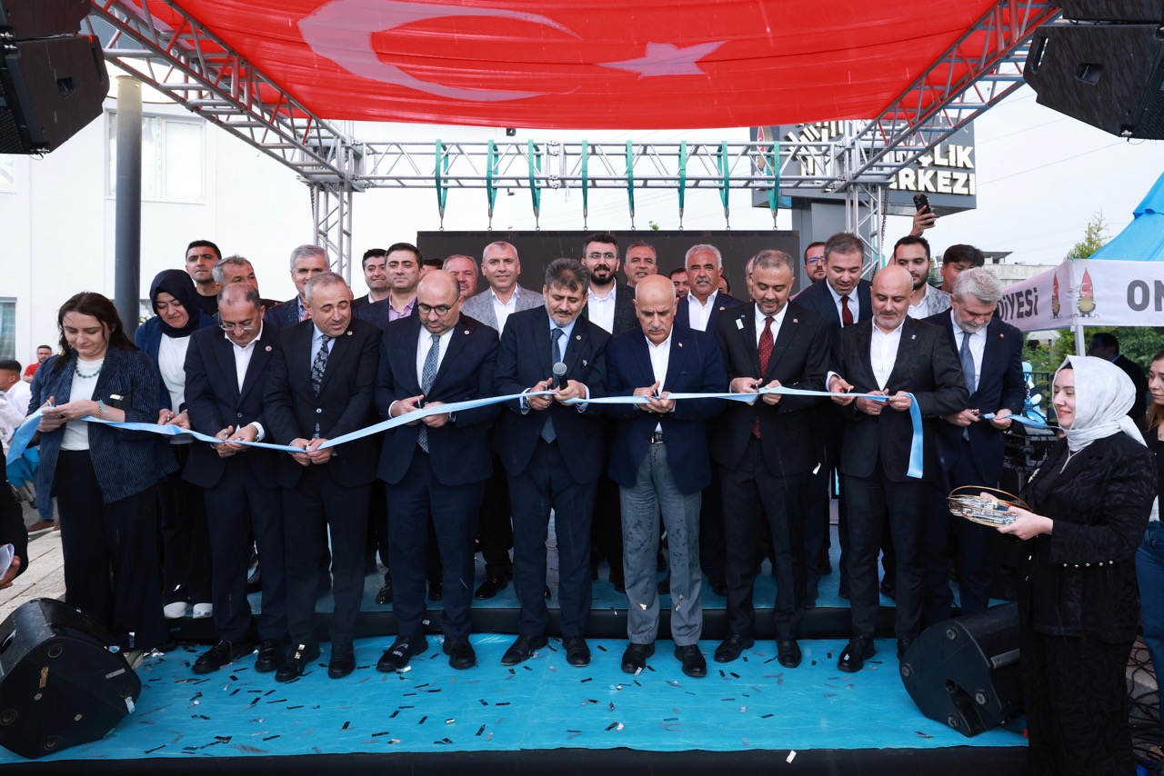 Onikişubat Belediyesi’nin Kale Gençlik Merkezi yoğun katılımla hizmete açıldı