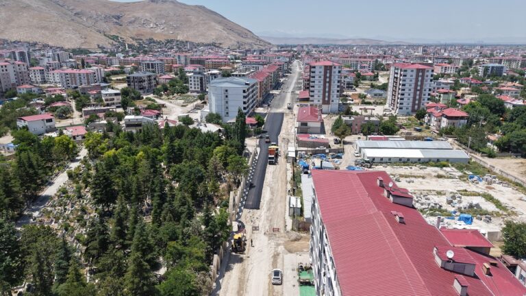 Elbistan Hacı Esat Efendi Caddesi Büyükşehir’le Modern Görünüme Kavuşuyor