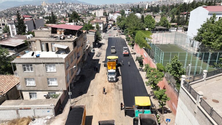 Büyükşehir, Dulkadiroğlu Gazneliler Caddesi’nde Asfalt Mesaisine Başladı