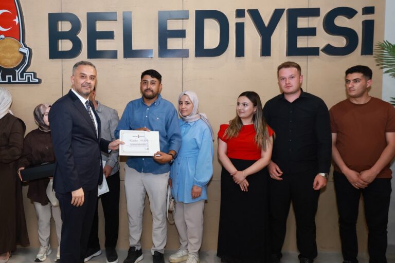 Onikişubat Belediyesi’nin Evlilik Okulu’nu tamamlayan ilk 50 çift sertifikalarını aldı