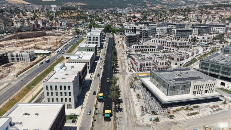 Azerbaycan Mahallesi’nde Asfalt Mesaisi Tüm Hızıyla Sürüyor