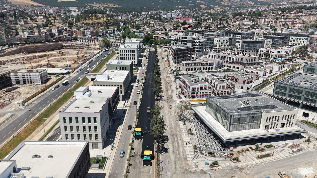 Azerbaycan Mahallesi’nde Asfalt Mesaisi Tüm Hızıyla Sürüyor