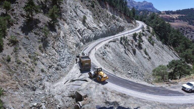 Büyükşehir’den Ekinözü Kırsalında Ulaşıma Güç Katan Yatırım